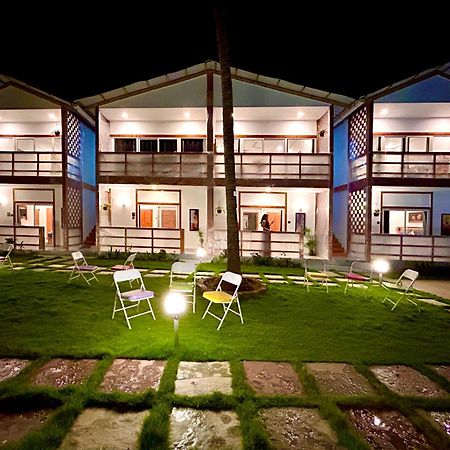 White Turtle Hotel Morjim Buitenkant foto