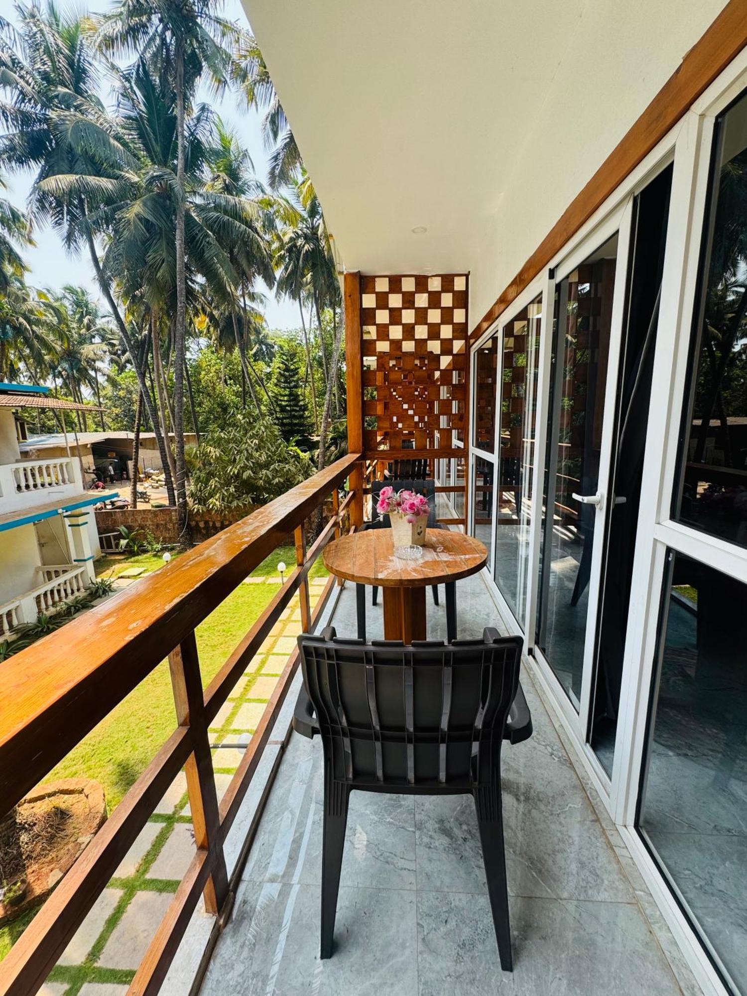 White Turtle Hotel Morjim Buitenkant foto